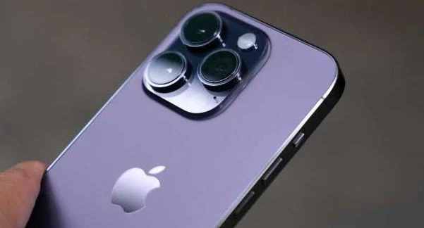 هاتف أيفون 16