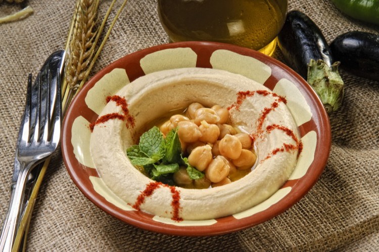 الحمص بالطحينة