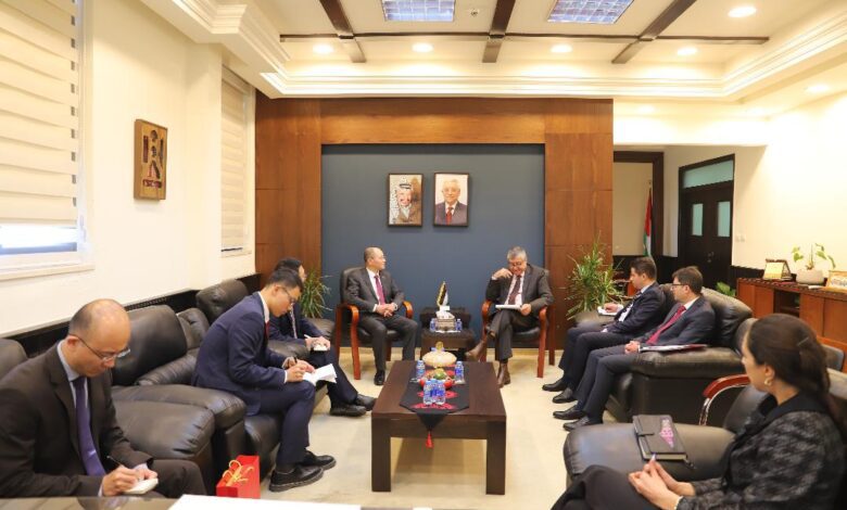 وزير الأشغال والسفير الصيني يبحثان إعادة إعمار غزة