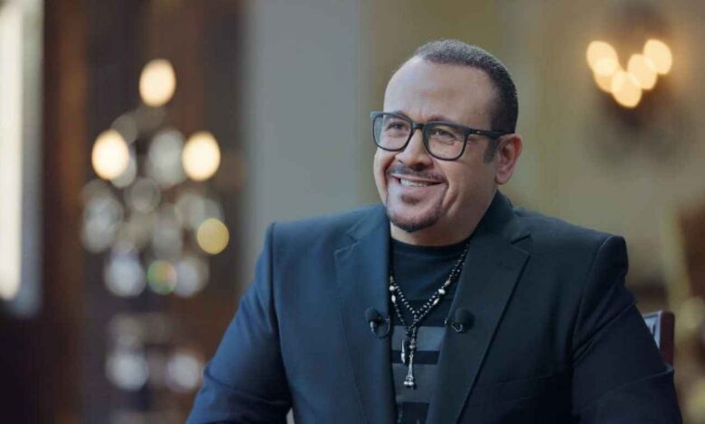 حقيقة إصابة هشام عباس بالفيروس الصيني